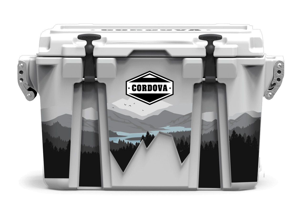 28 qt White Ridgeline Front [Snowcap] [Ridgeline] [28 qt]